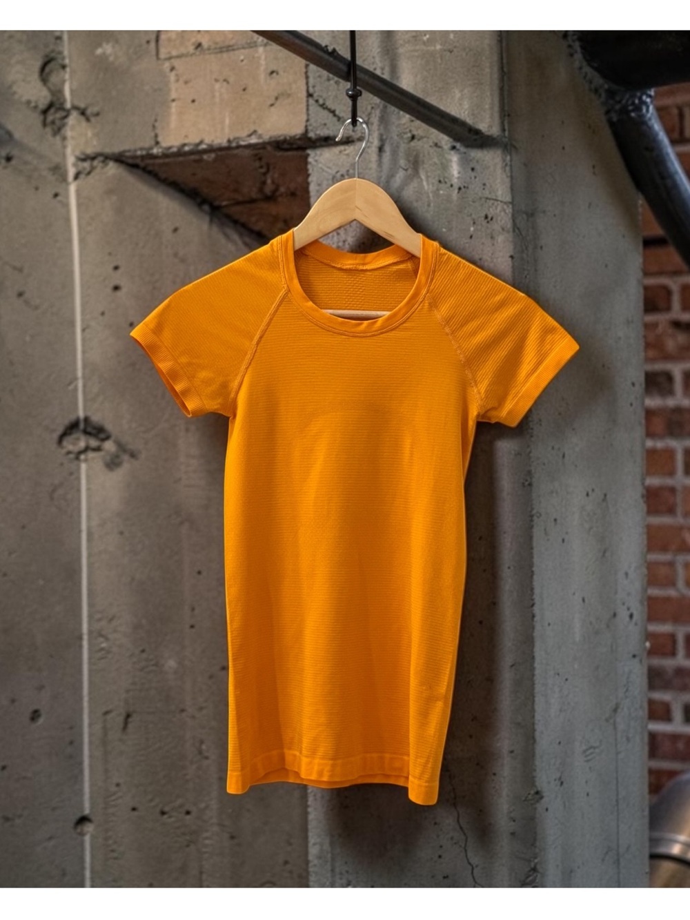 Lululemon Women’s Short-Sleeve Active Tee Shirt in Yellow / Orange! XS EUC!!